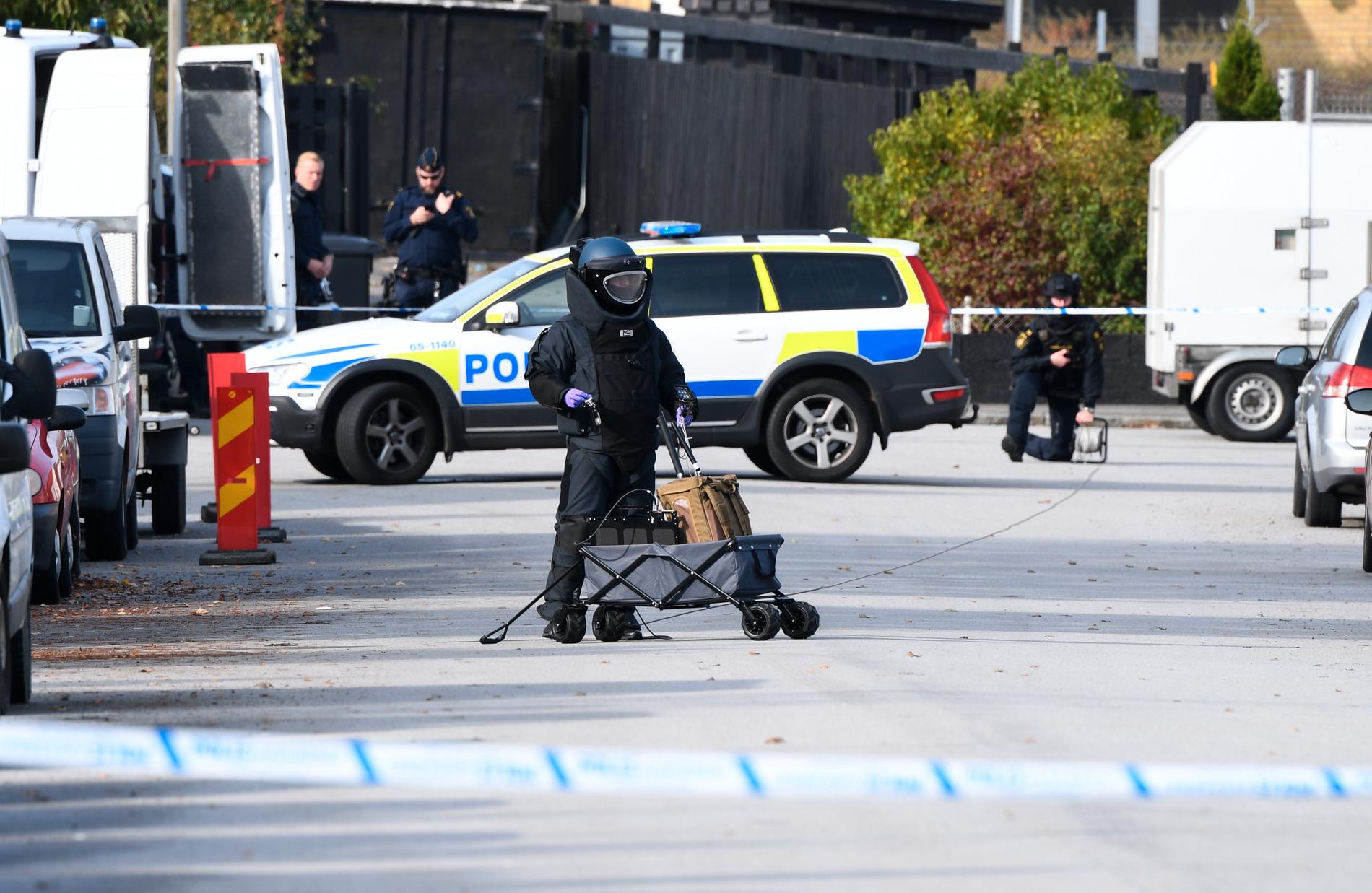 Nationella bombskyddet i arbete i Fosie i Malmö, där ett misstänkt farligt föremål hittades på tisdagsförmiddagen.