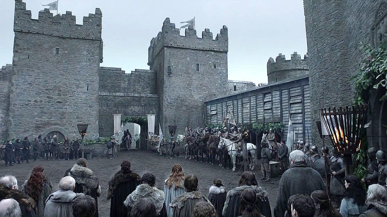 HUSET STARKS BORG I ”Game of thrones” är Winterfell huvudstaden i det kalla norr, där konungen Robb Stark härskar. Flera inspelningsplatser har använts för scenerna i Winterfell.