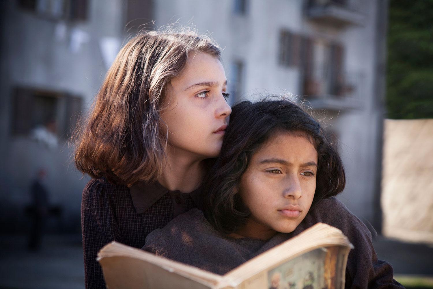 En studie i grått. Det är ingen insmickrande bild av Neapel som visas i HBO:s ”My brilliant friend”. Elisa del Genio som Elena och Ludovica Nasti som Lila.