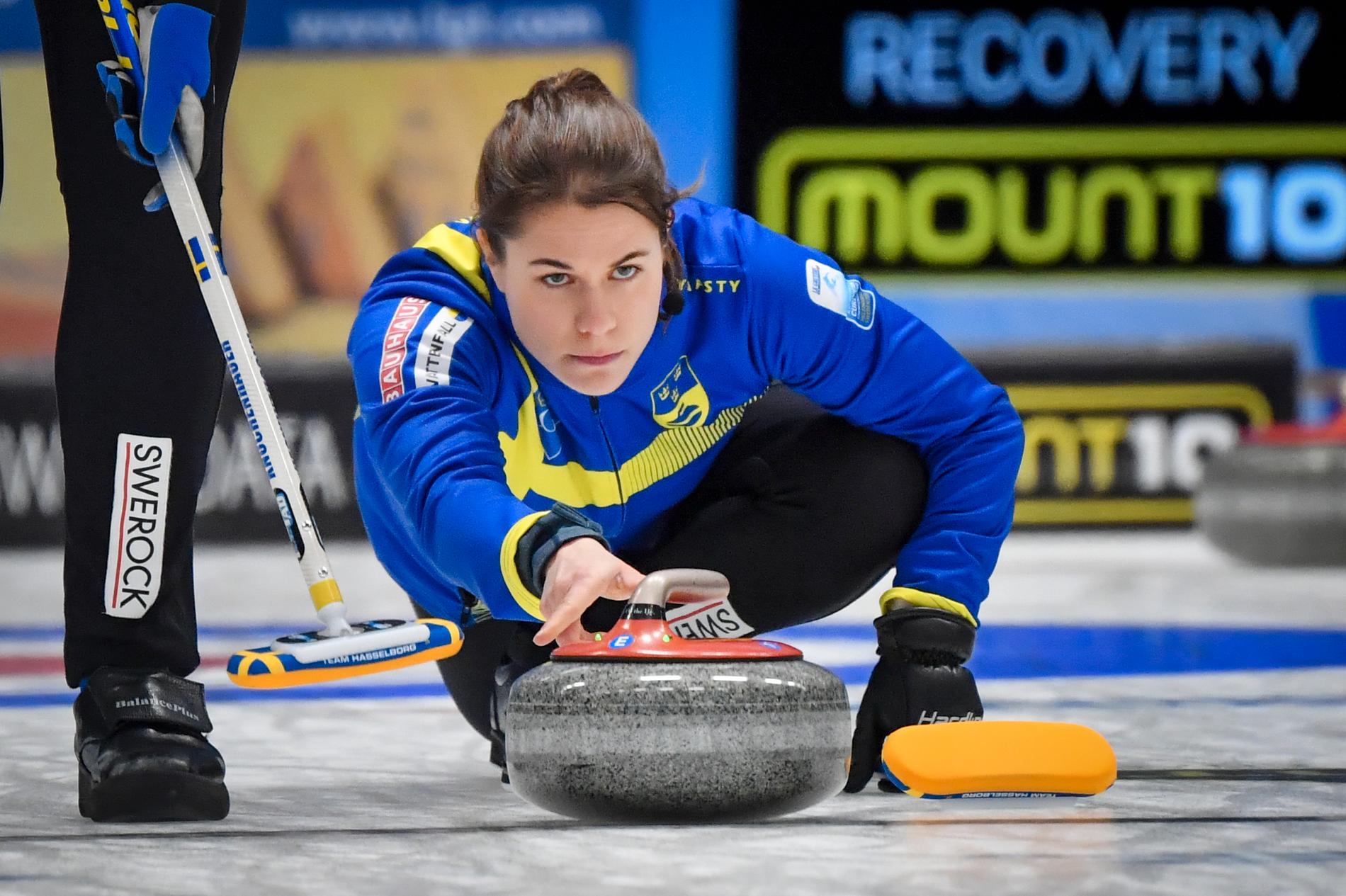 Sveriges lag Anna Hasselborg är klart för final i curling-EM.