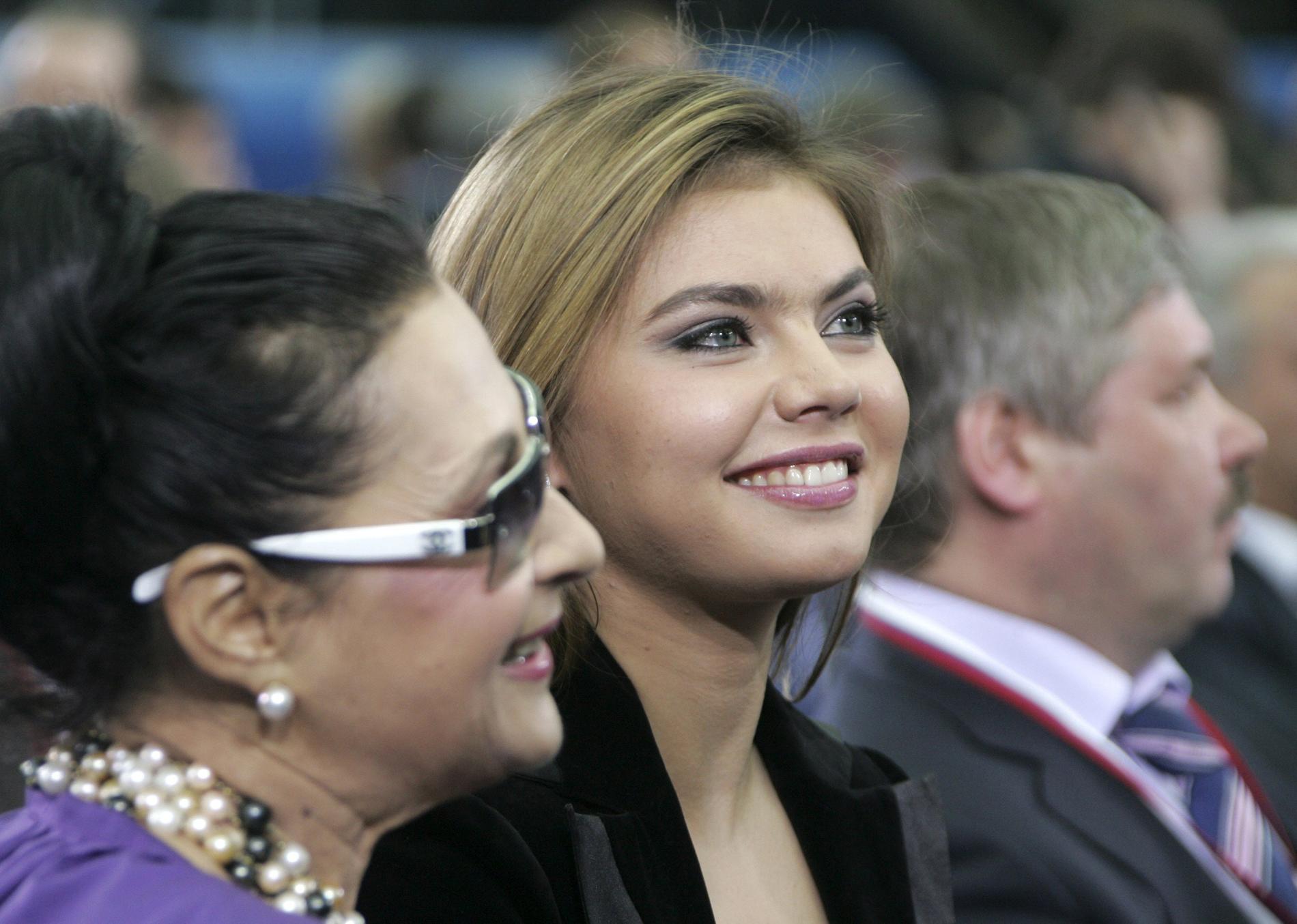 Före detta gymnasten Alina Kabayeva har pekats ut som Putins nya flickvän. Enligt envisa rykten ska de ha fått ett barn och det sägs vara orsaken till Putins frånvaro. Men ryktena slås tillbaka av ryska myndigheter.