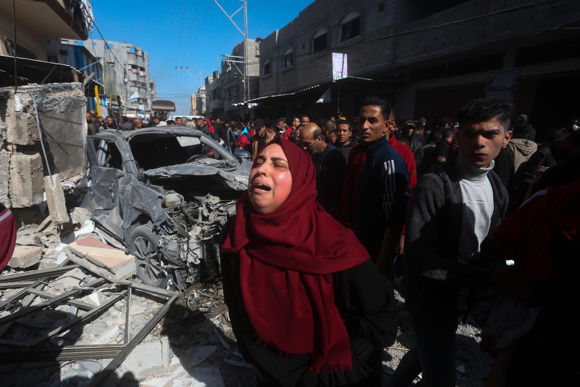 Palestinier betraktar förödelsen efter en israelisk attack mot Rafah i södra Gazaremsan i helgen.