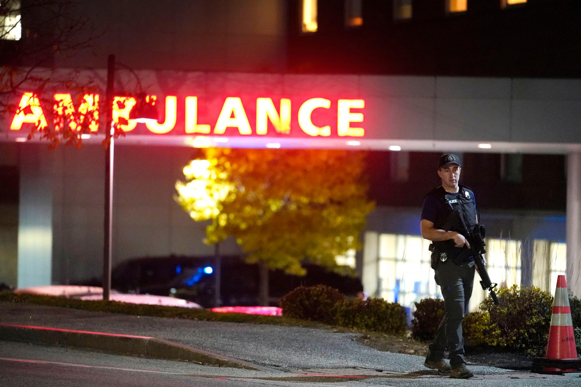 Poliser vid ett sjukhus i Maine. 