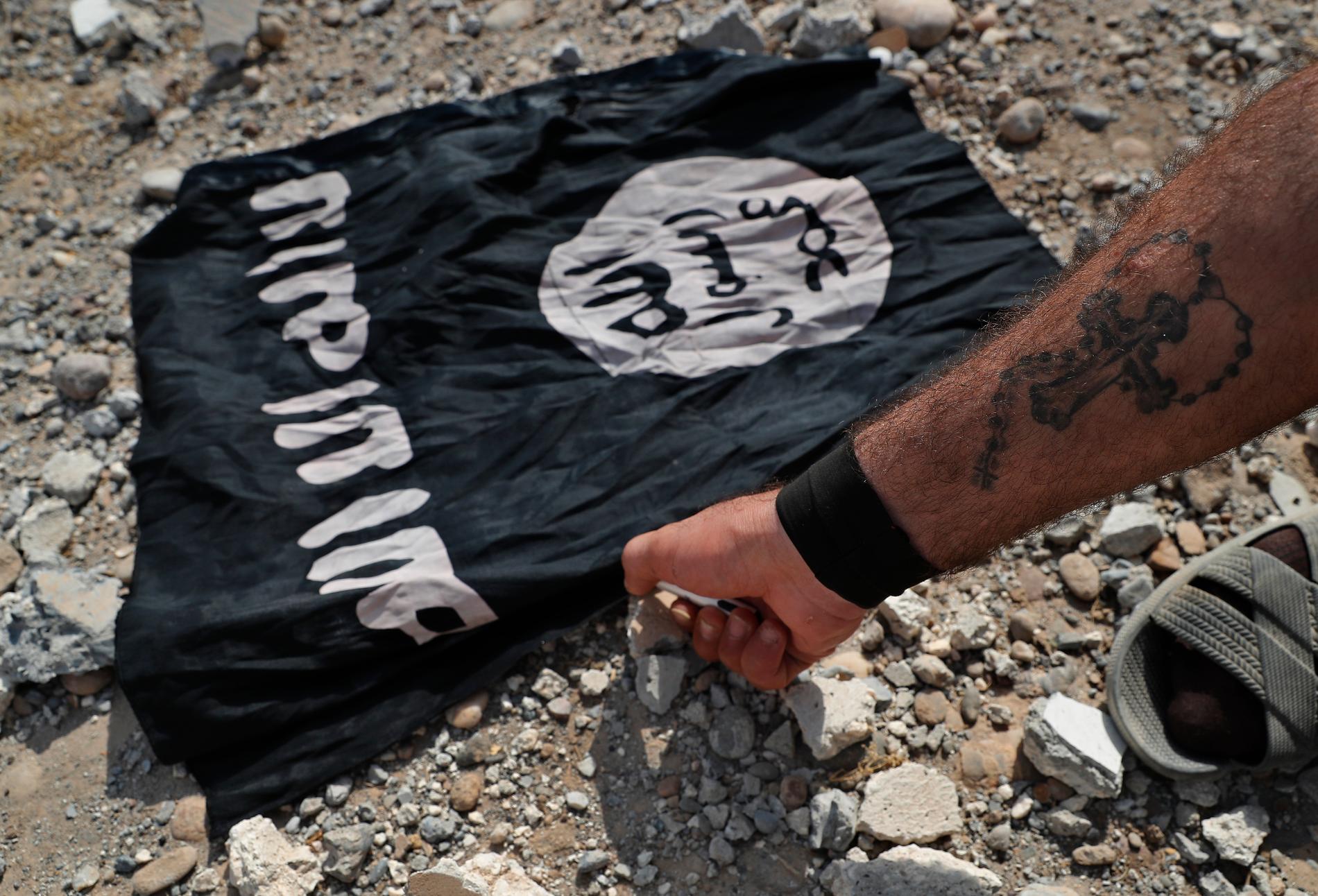 En upphittad IS-flagga i Syrien. Bilden har ingen koppling till texten. Arkivbild.