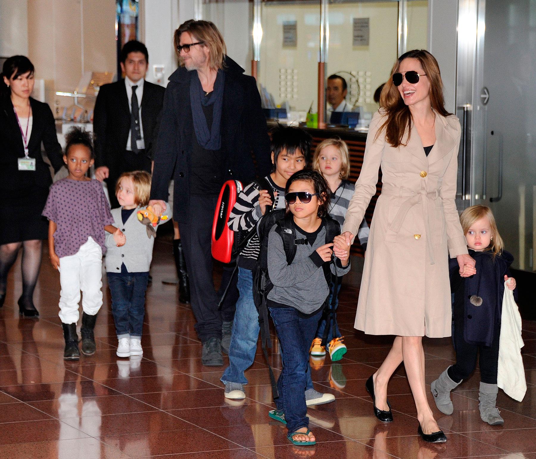 Brad Pitt och Angelina Jolie med alla sex barn på en flygplats i Tokyo.
