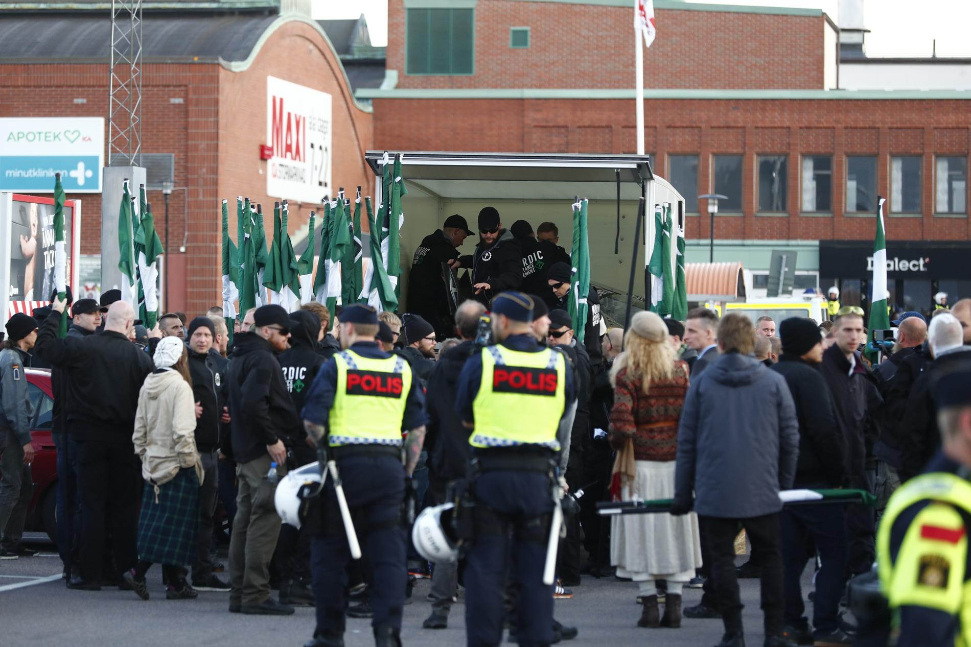 Demonstranter från Nordiska motståndsrörelsens (NMR) lastar in fanor och sköldar och lämnar Göteborg när demonstrationen slutade på lördagen. 