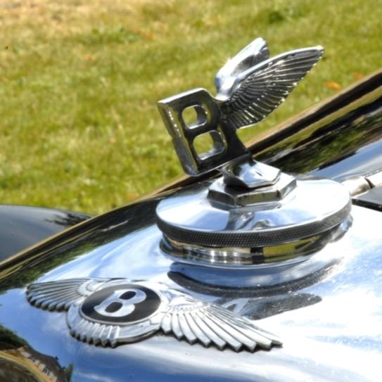 Bentley startade biltillverkningen 1919. De sålde sin bankrutta fabrik till Rolls-Royce 1931. Därefter Bentley en RR med ovanligt stor motor.