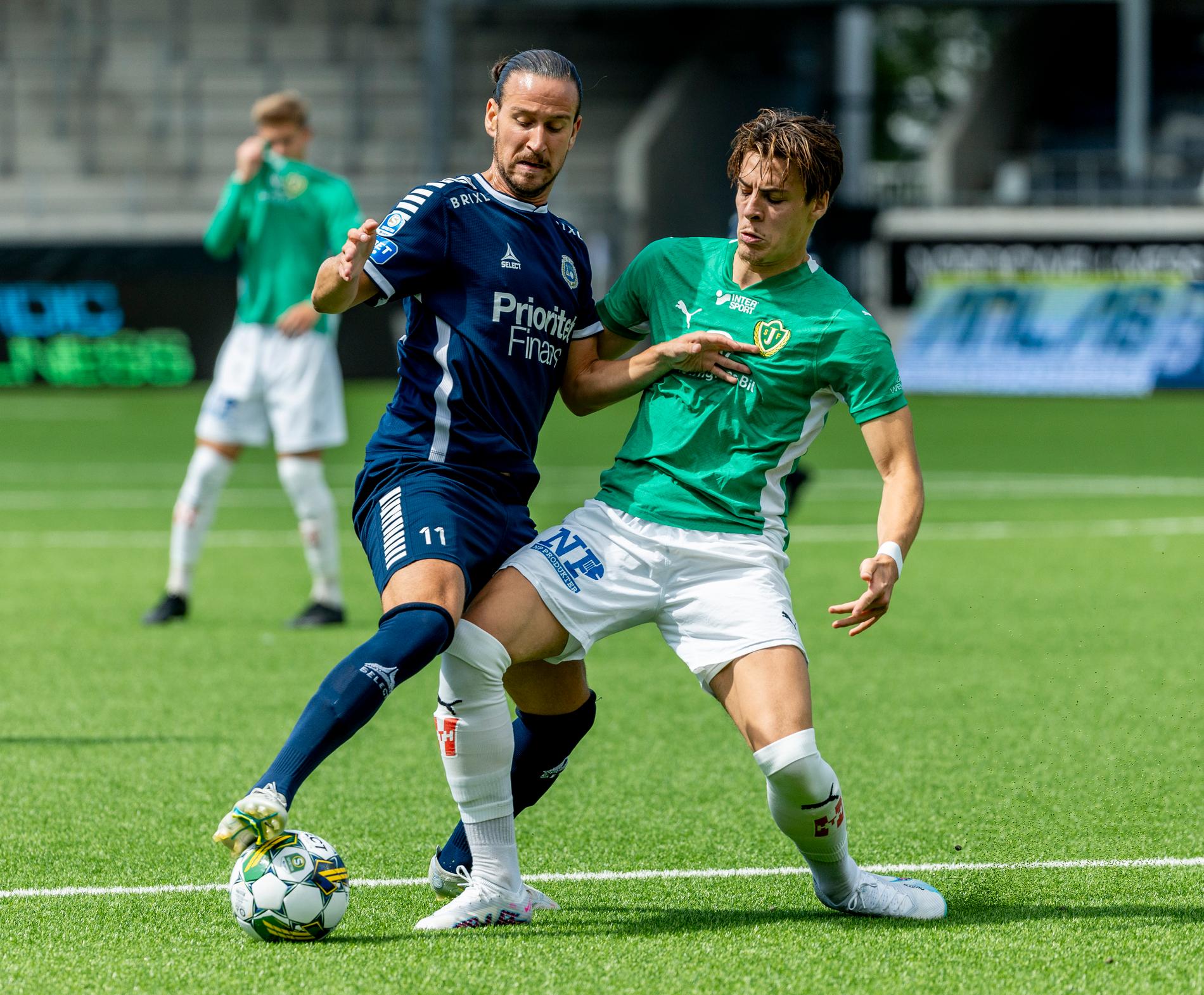 Jönköpings Adam Ben Lamin och Utsiktens Edin Hamidovic under en fotbollsmatch i Superettan.