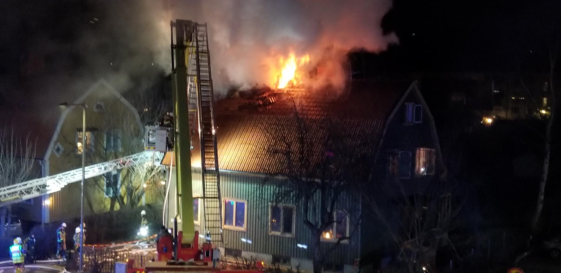 Kraftig villabrand i Bromma
