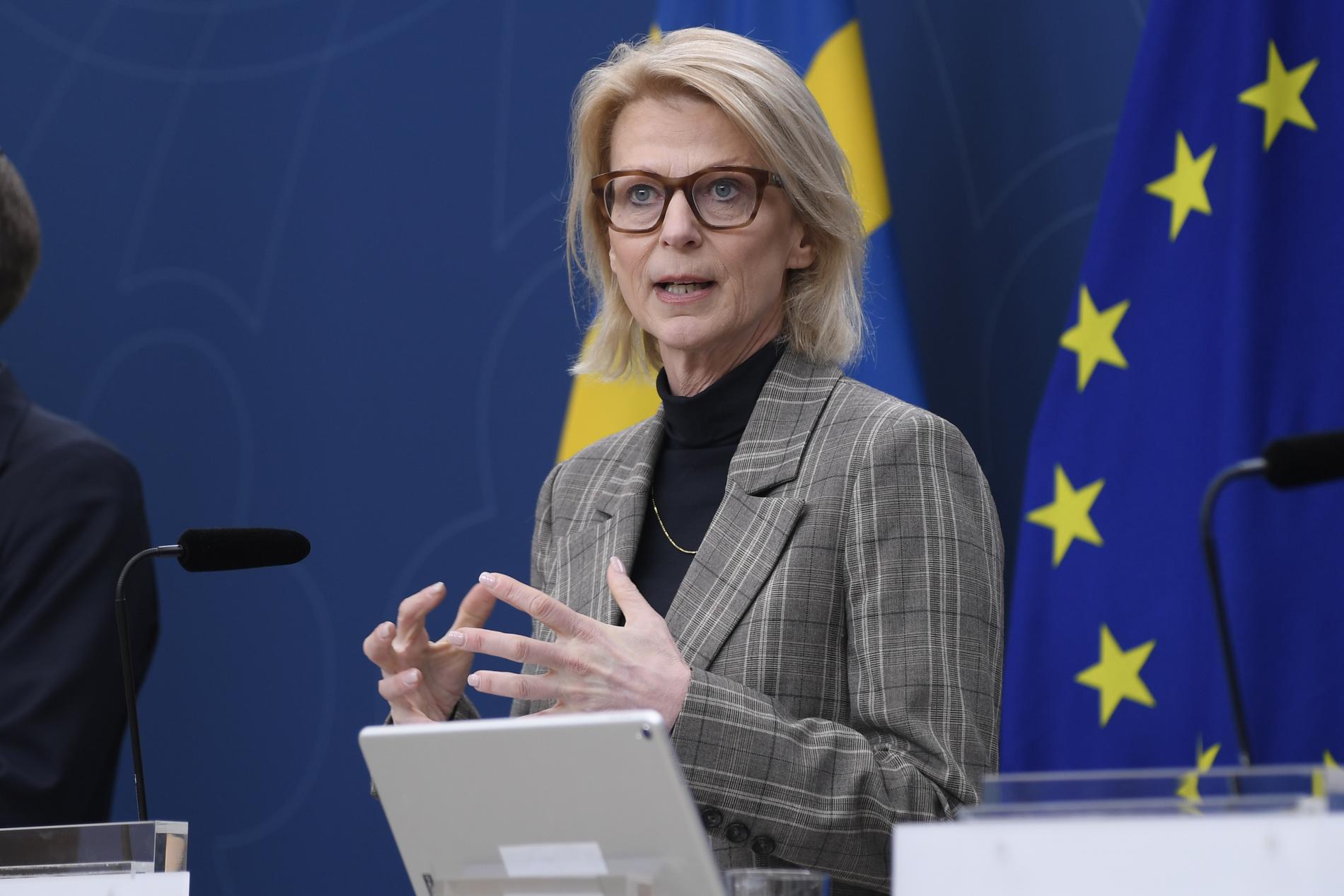 Finansminister Elisabeth Svantesson tycker att bankernas vinster sticker i ögonen. Men hon gör inget åt dem.