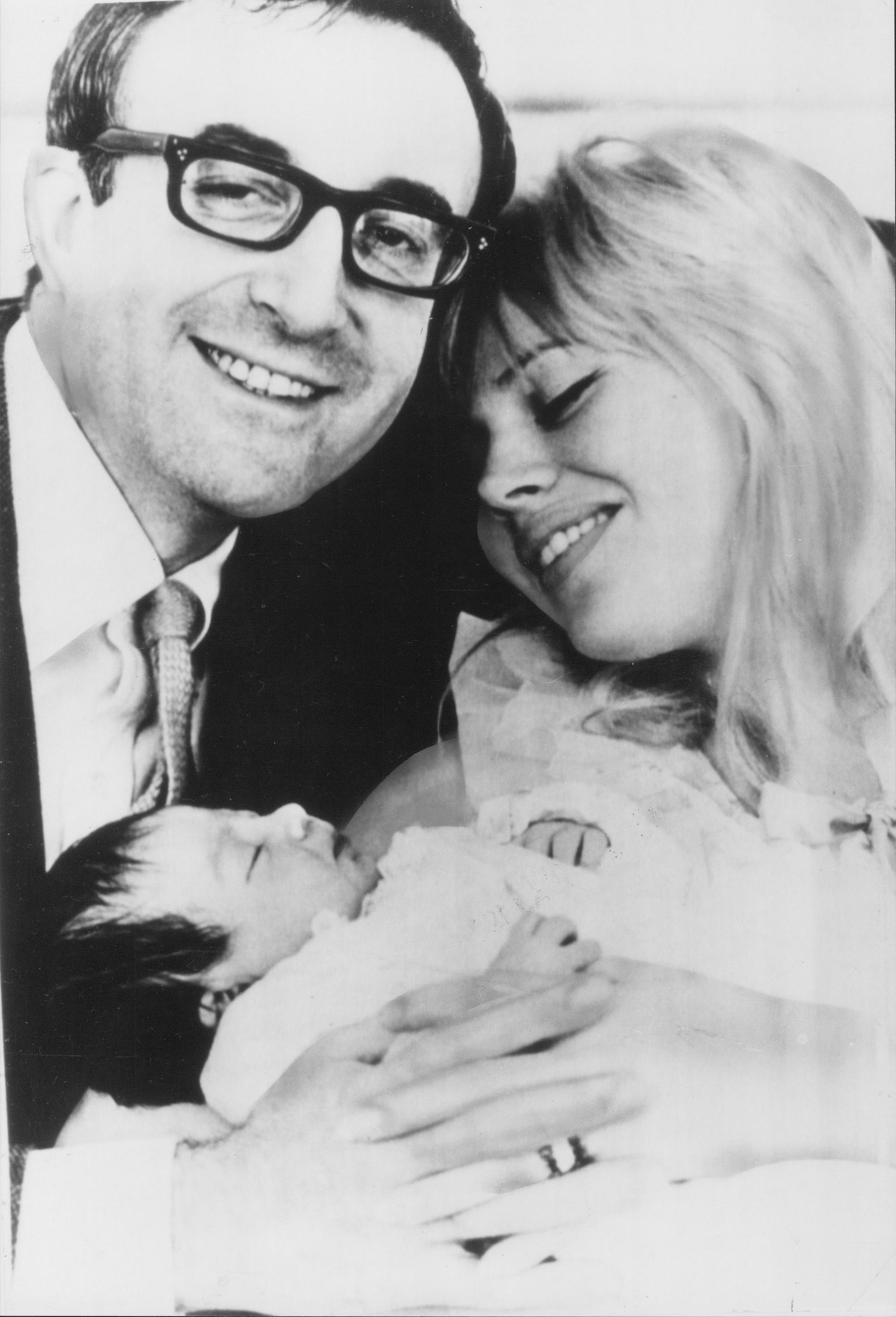 Britt Ekland på 60-talet med dåvarande maken Peter Sellers och då nyfödda dottern Victoria.