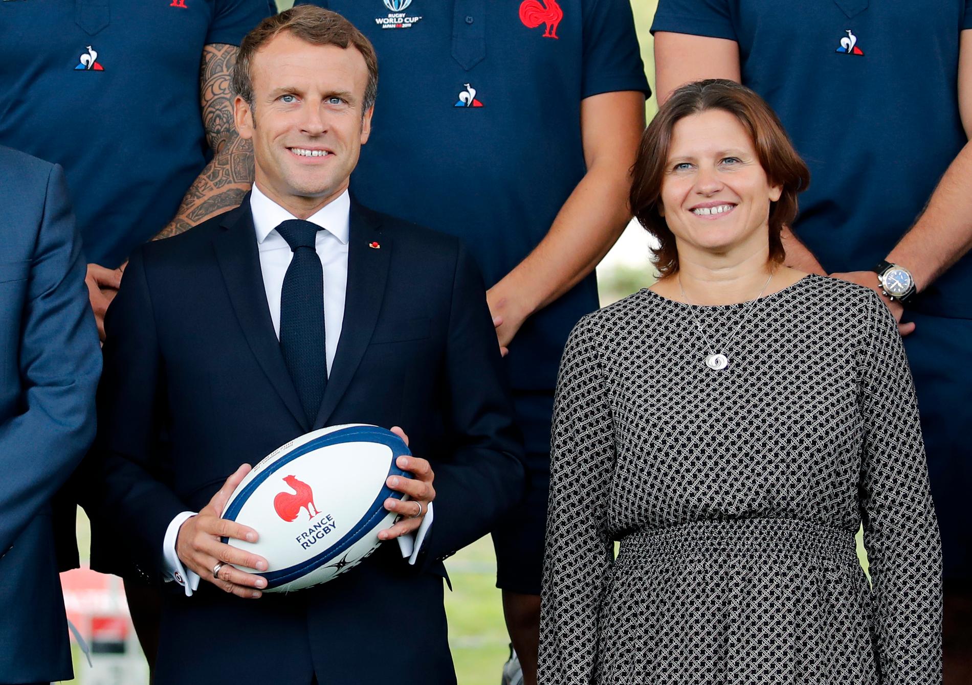 Frankrikes president Emmanuel Macron med idrottsministern Roxana Maracineanu.