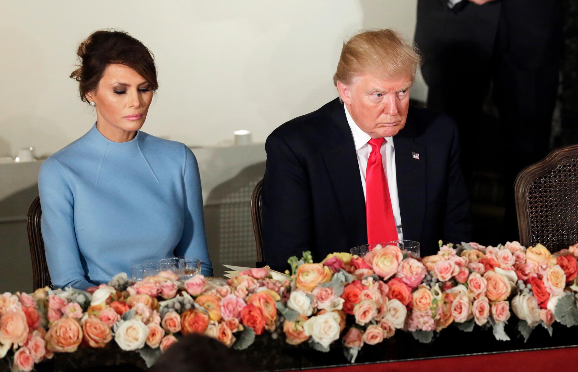 Melania och Donald Trump på installationslunchen. Han har just raderat all information om klimatet.