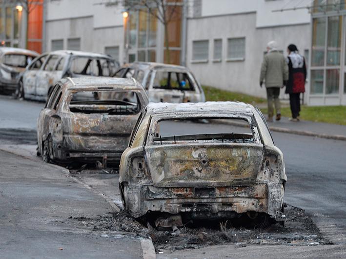 Bilar som brunnit i Stockholmsförorten Rågsved.