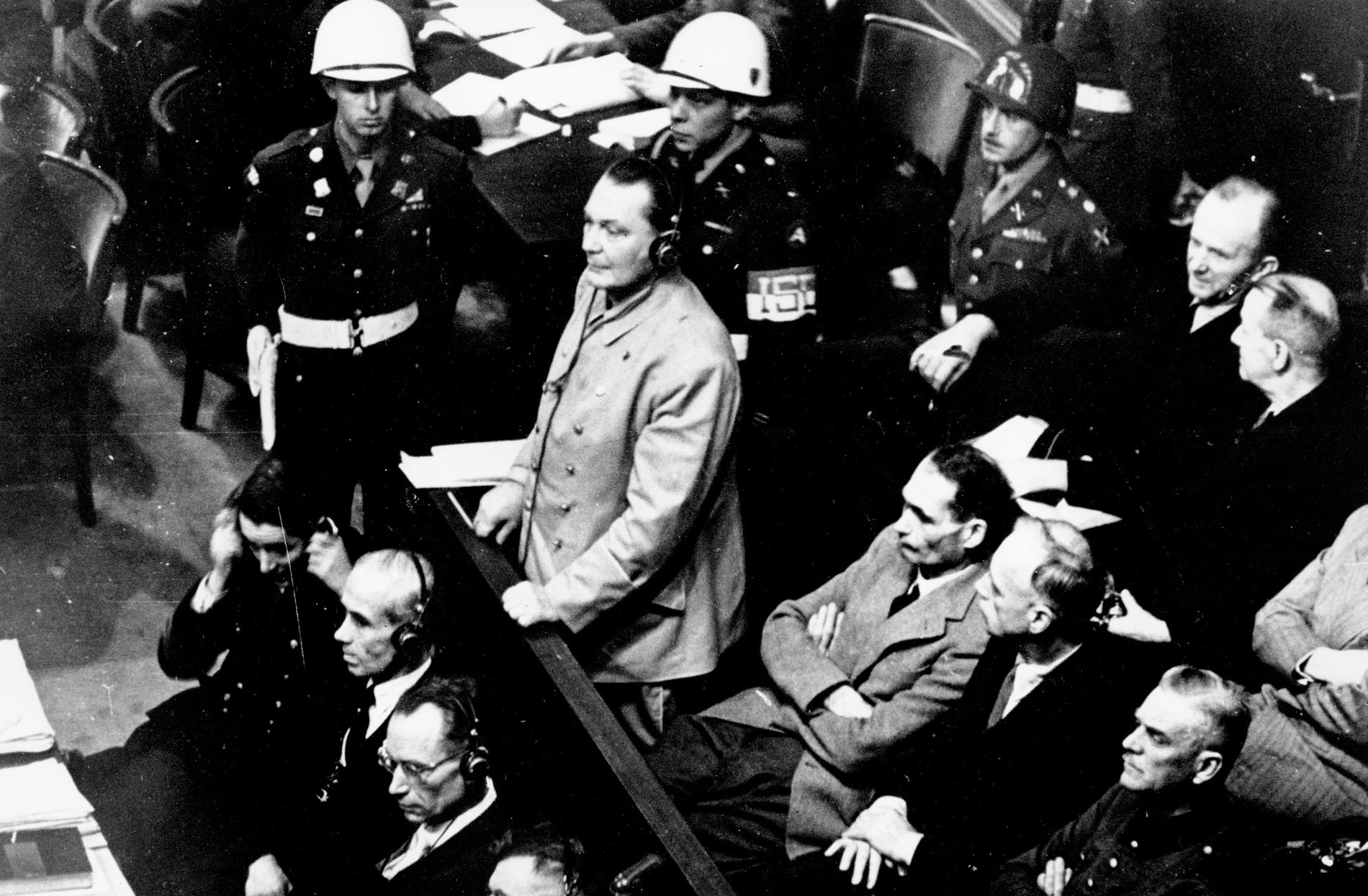 Hermann Göring pläderar att han är icke skyldig till anklagelserna i Nürnbergprocessen, 21 november 1945. Han dömdes till döden, men begick självmord i sin cell timmarna innan avrättningen.
