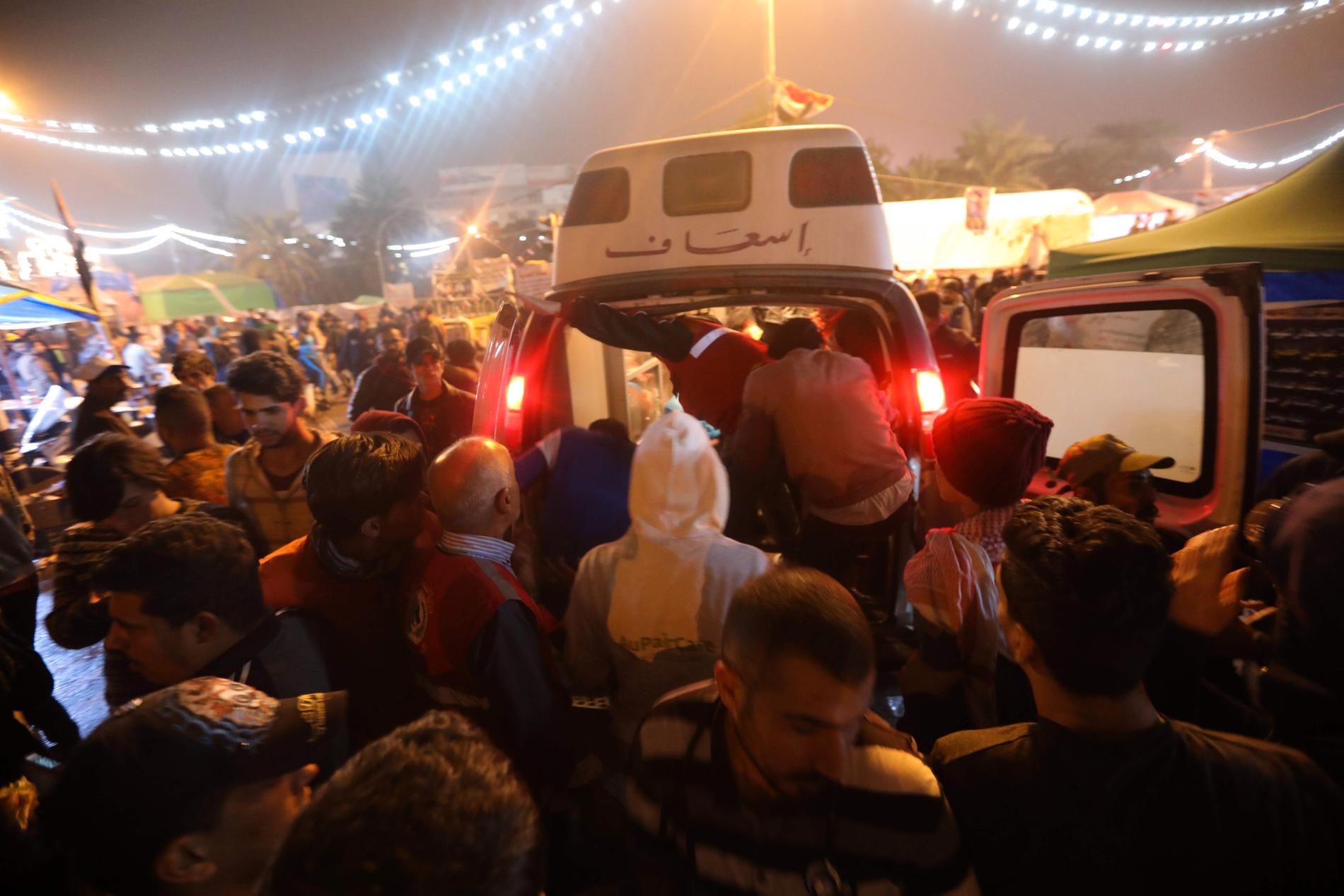 En ambulans anländer till Tahrirtorget sedan beväpnade personer attackerade ett läger för regeringskritiska demonstranter. Arkivbild.