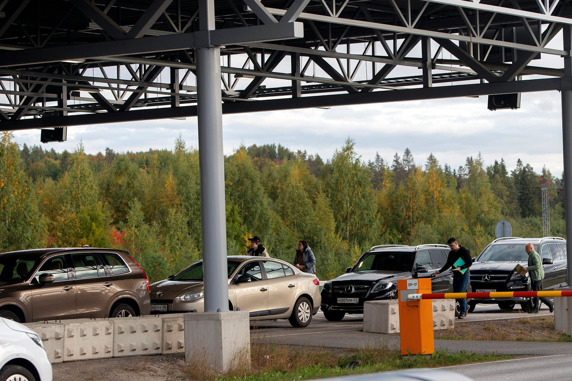 Bilar vid gränsövergången Nuijamaa i Södra Karelen den 22 september.