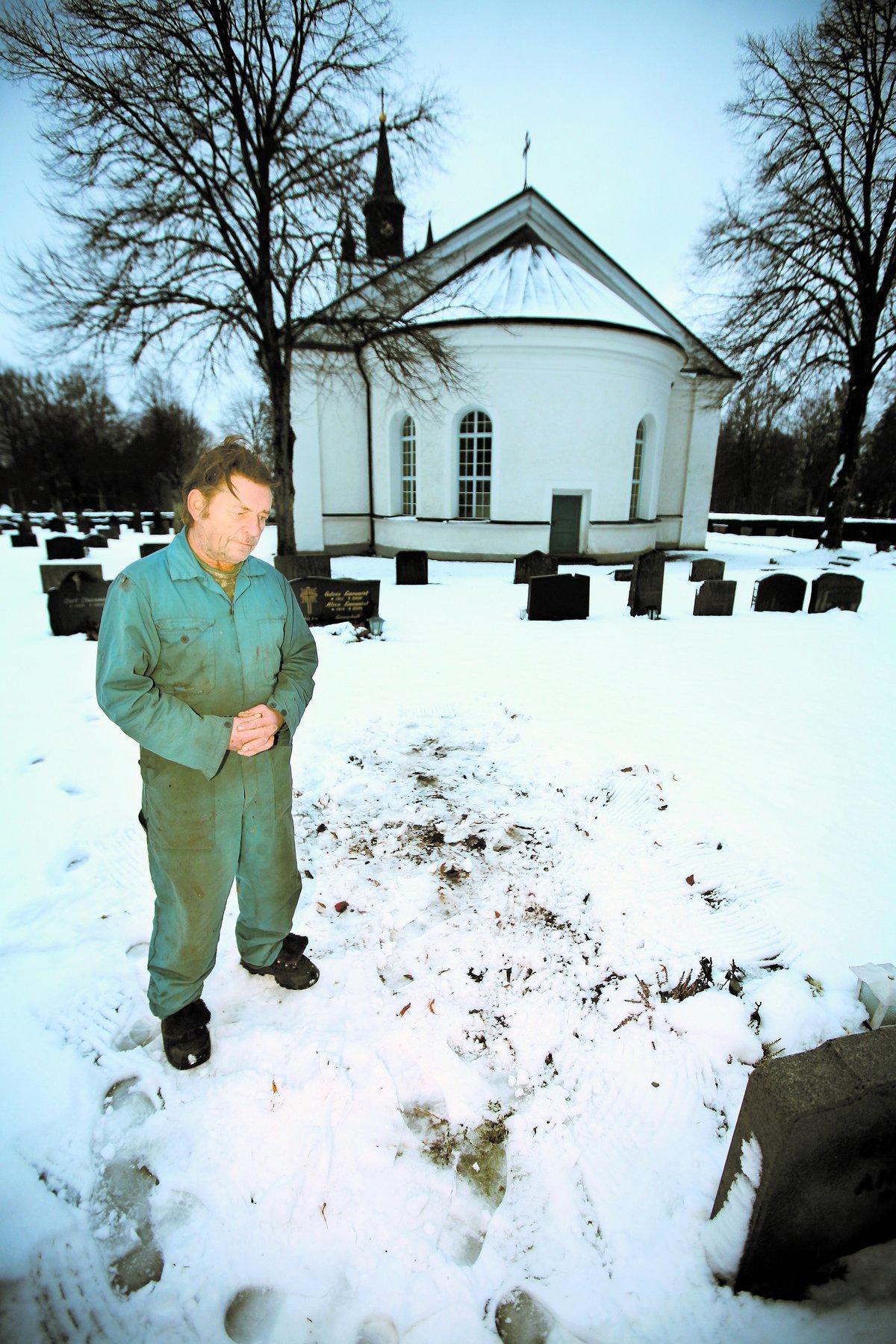 saknas av alla  Uno Andersson ville ingen illa. ”Han var så hjälpsam mot alla”, säger vännen Raymond Strömberg, 63, som besöker hans grav. Uno försökt avstyra ett bilrån och blev då brutalt ihjälslagen på annandag jul av sin 16-åriga granne.
