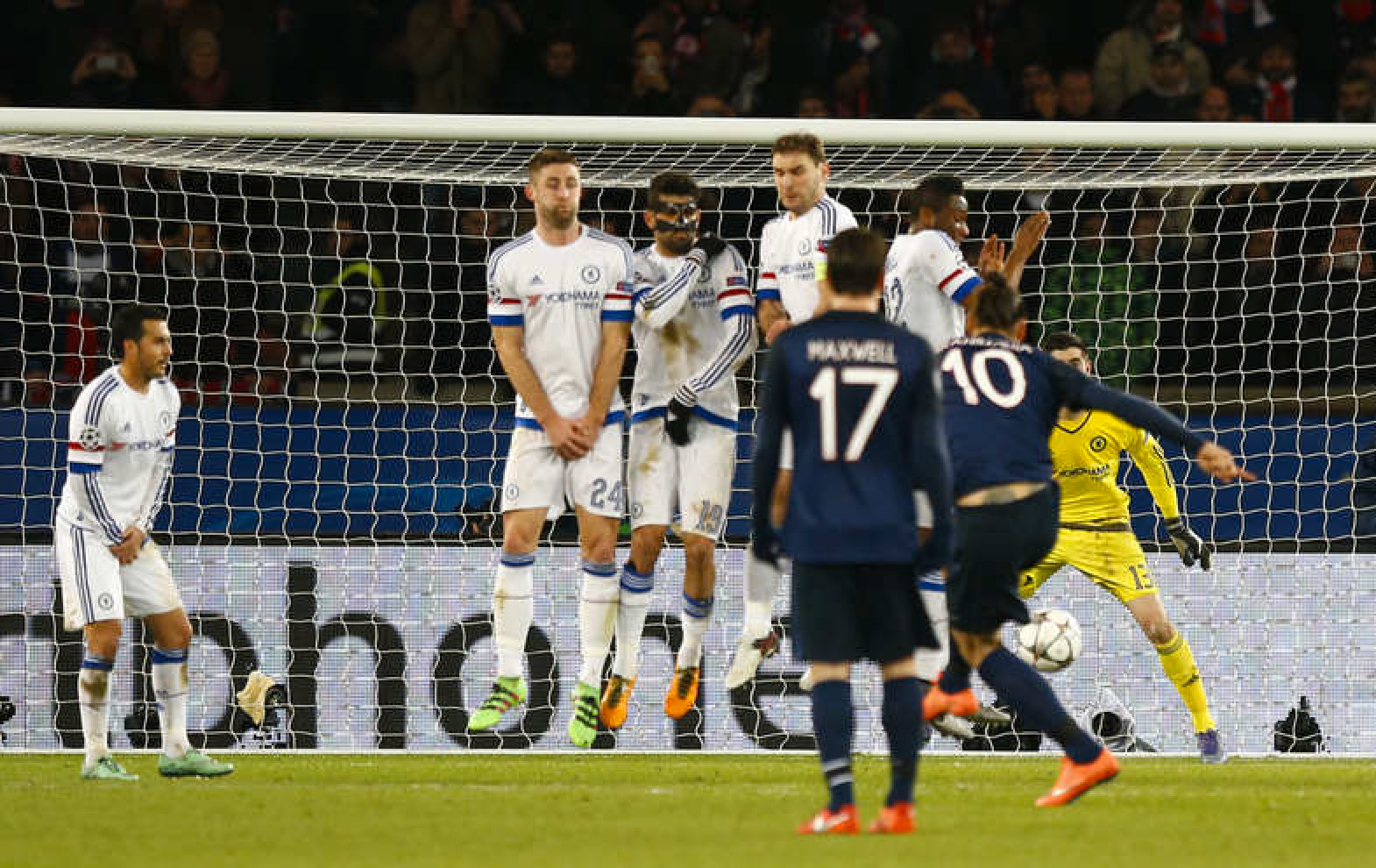 Zlatans frispark tar på Mikel och går in i mål. Foto: AP/Francois Mori