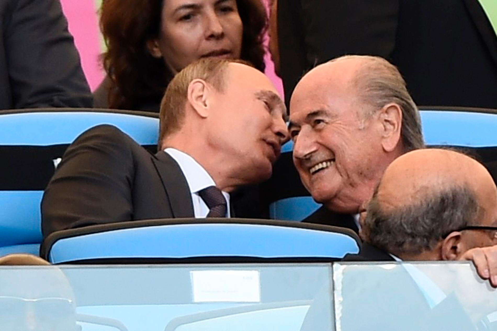 Putin och Blatter i samspråk på läktaren.