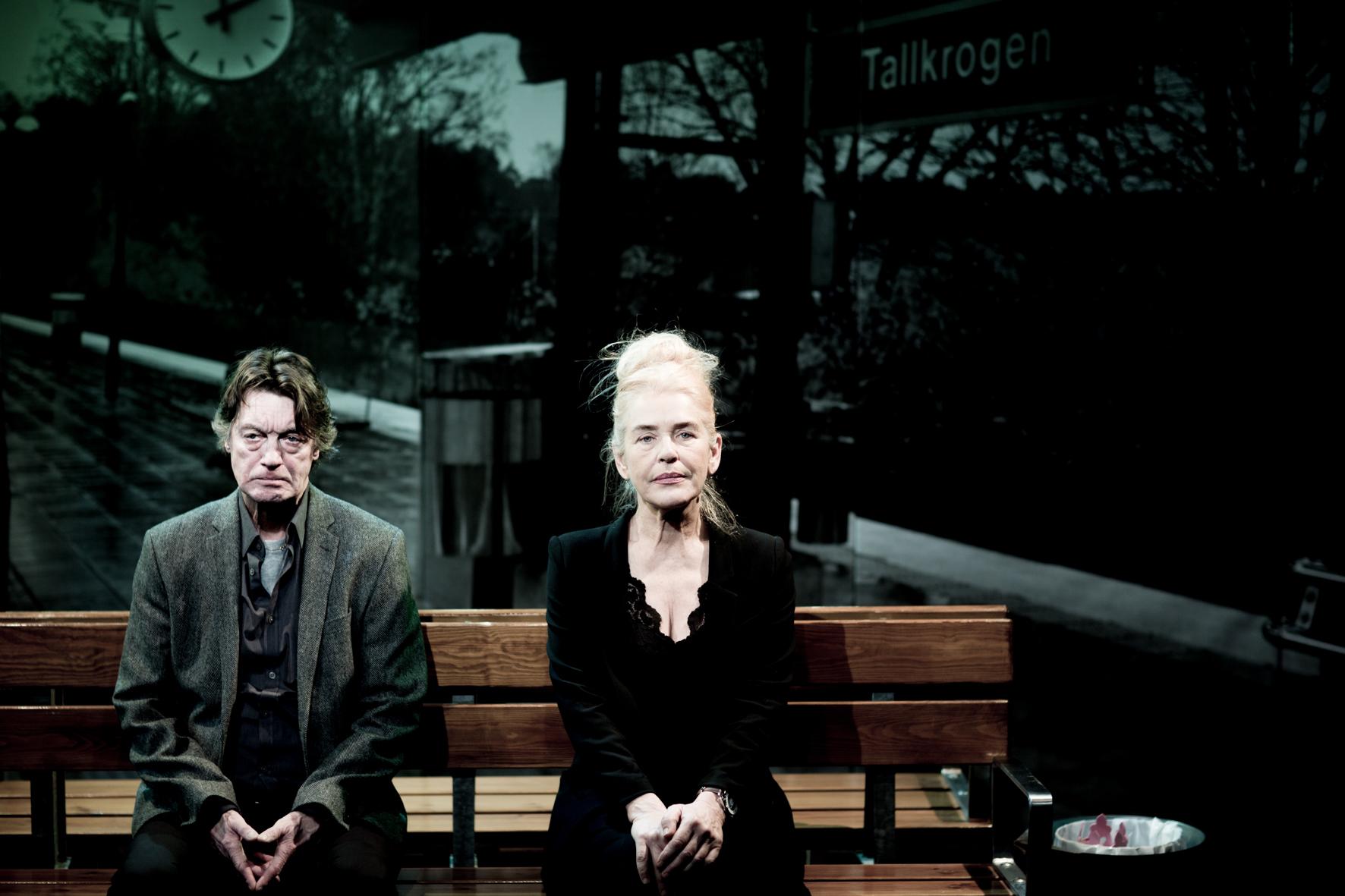 Johannes Brost och Ewa Fröling spelar ett grälande par på Tallkrogens tunnelbanestation där tiden står still. Foto: Elisabet Sverlander
