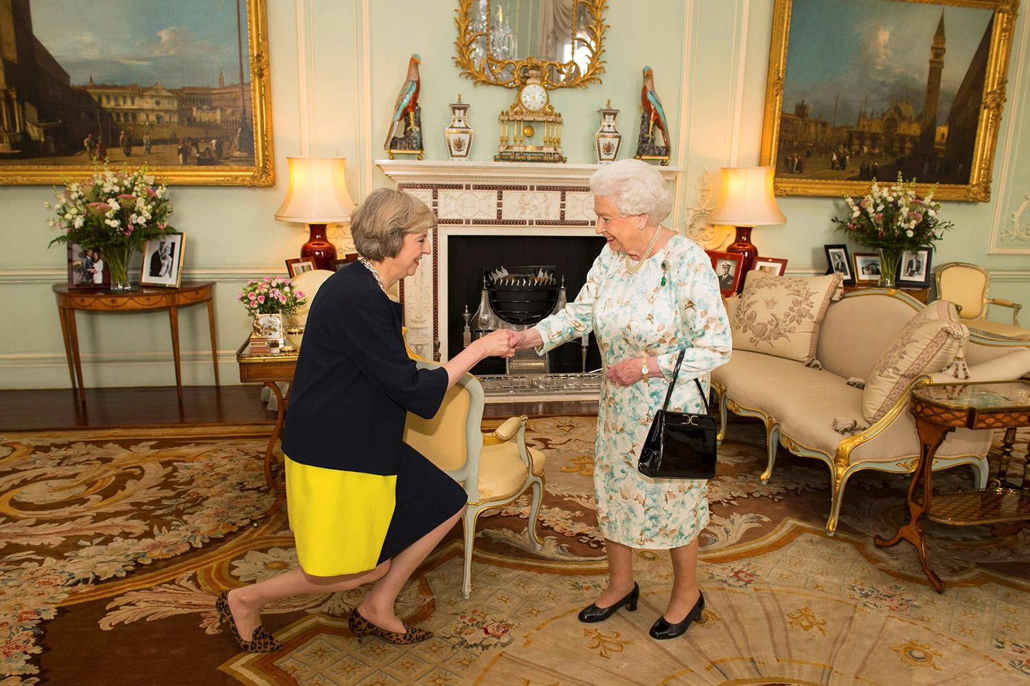 Theresa May träffade drottning Elisabeth och tog formellt över efter David Cameron som premiärminister.