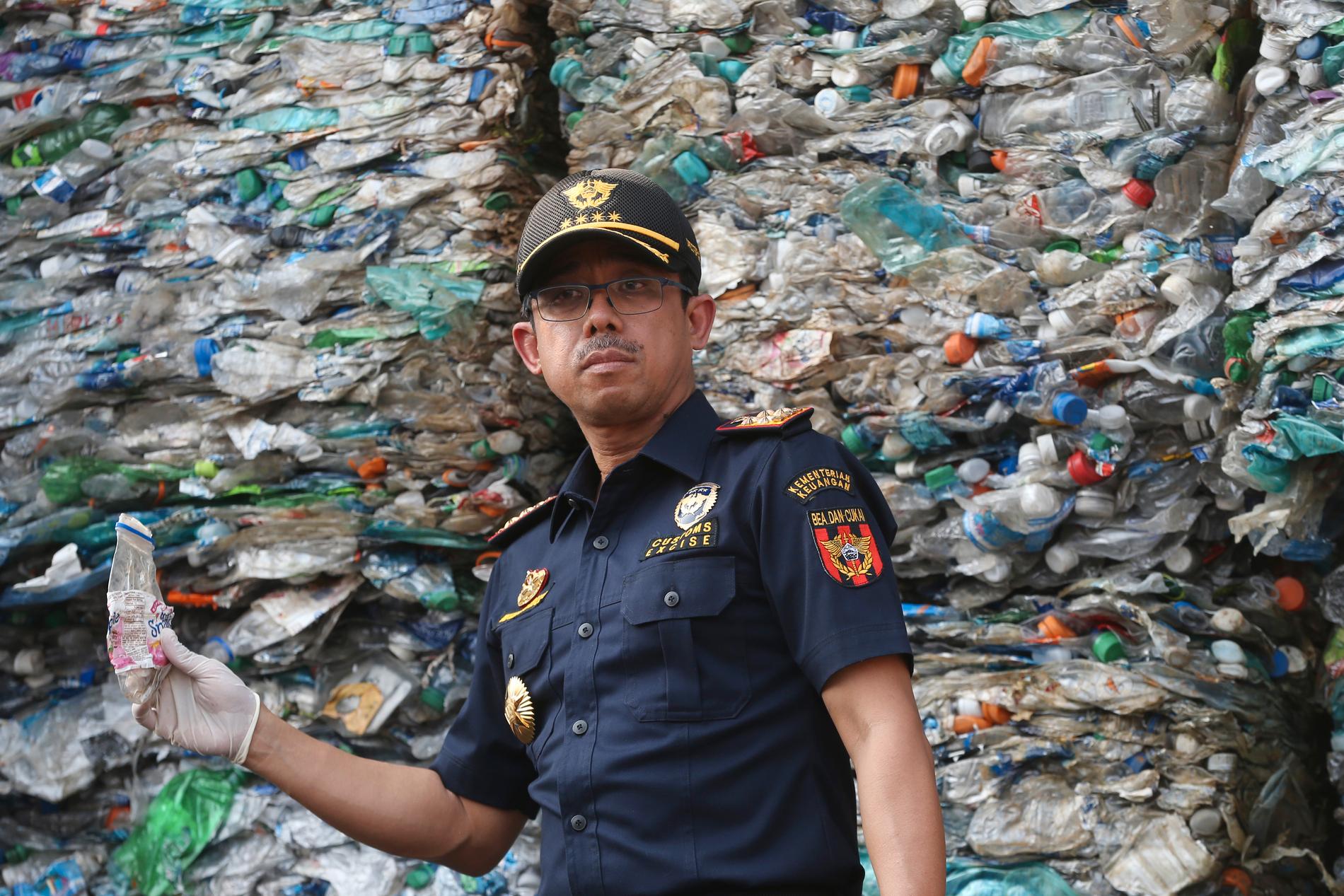 Tullchefen Heru Pambudi framför en container med plastsopor i Jakarta.