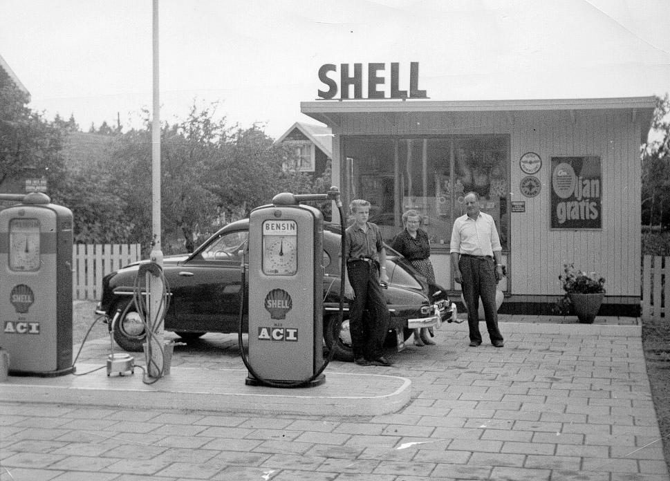 Bild på macken från 1960-talet, då det var en Shellmack. Längst till höger står Thomas farfar Gösta Pettersson, farmor Dagny Pettersson och lilla Lars-Gösta, som var Thomas pappa. Bilen, en Saab, hade de vunnit i en tävling.  