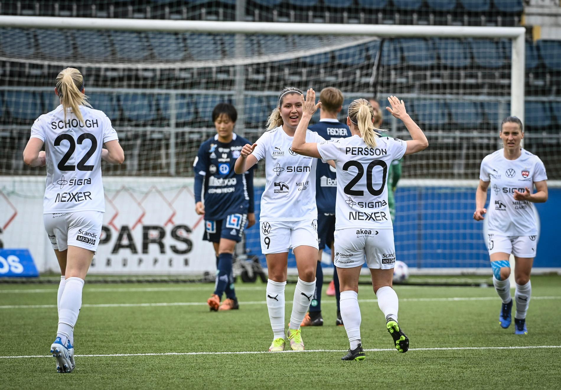 Rosengårdsjubel efter att Loreta Kullashi (#9) gjort första målet under fredagens match i damallsvenskan mellan Linköping och Rosengård.