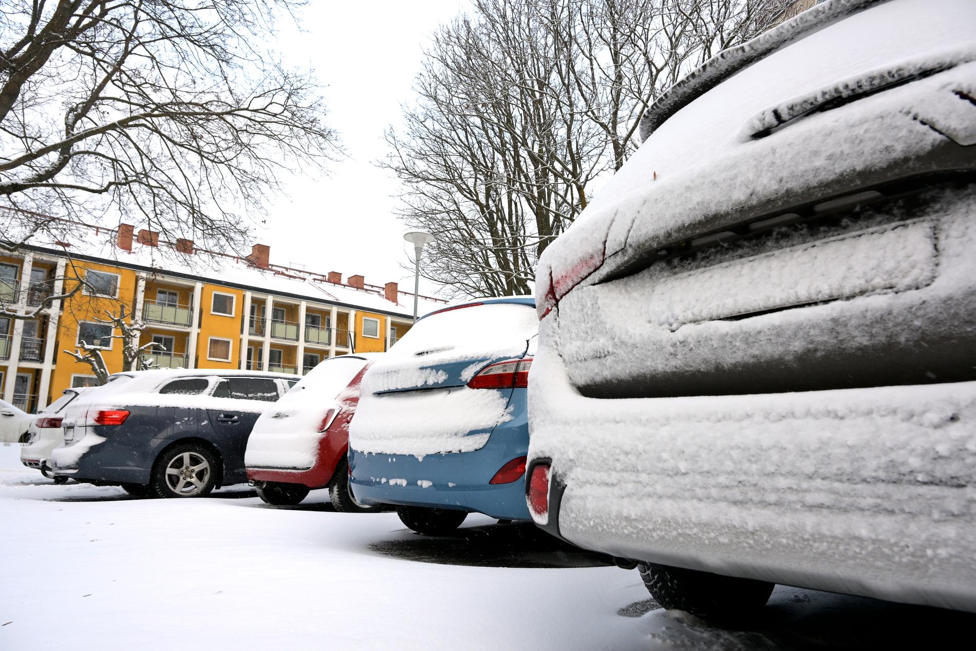 Tung blötsnö täckte bilarna i Stockholmsområdet under torsdagen. 