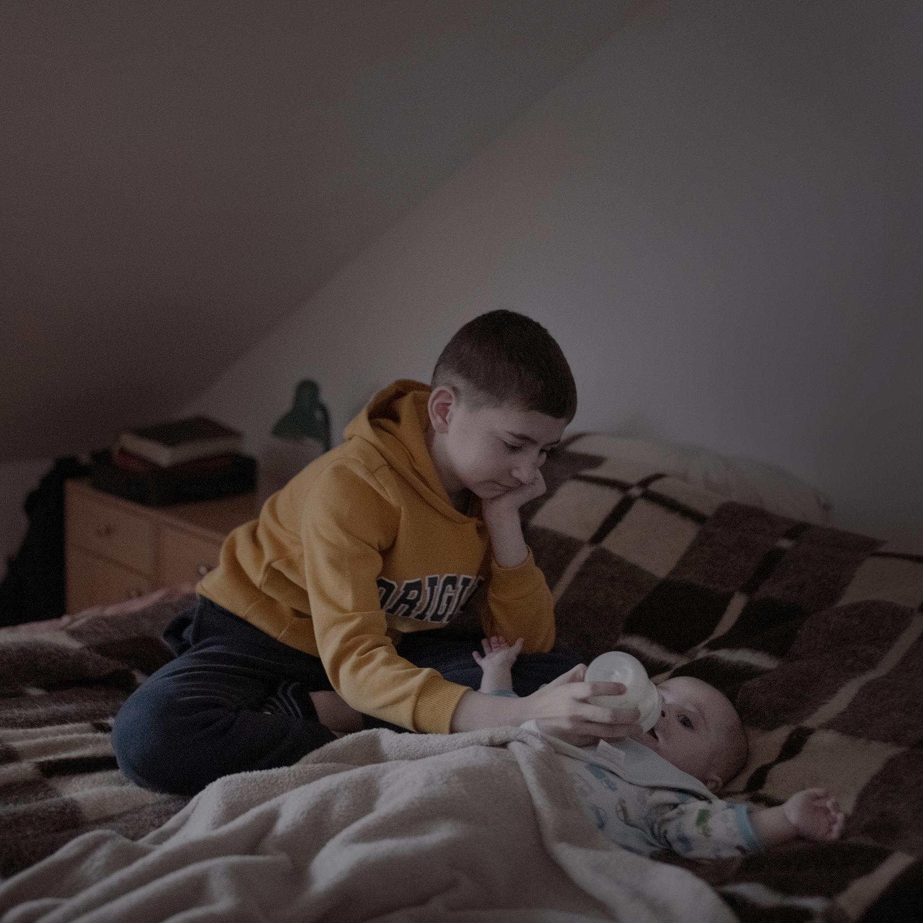 Bogdan, 13, matar sin 8 månader gamla lillebror.