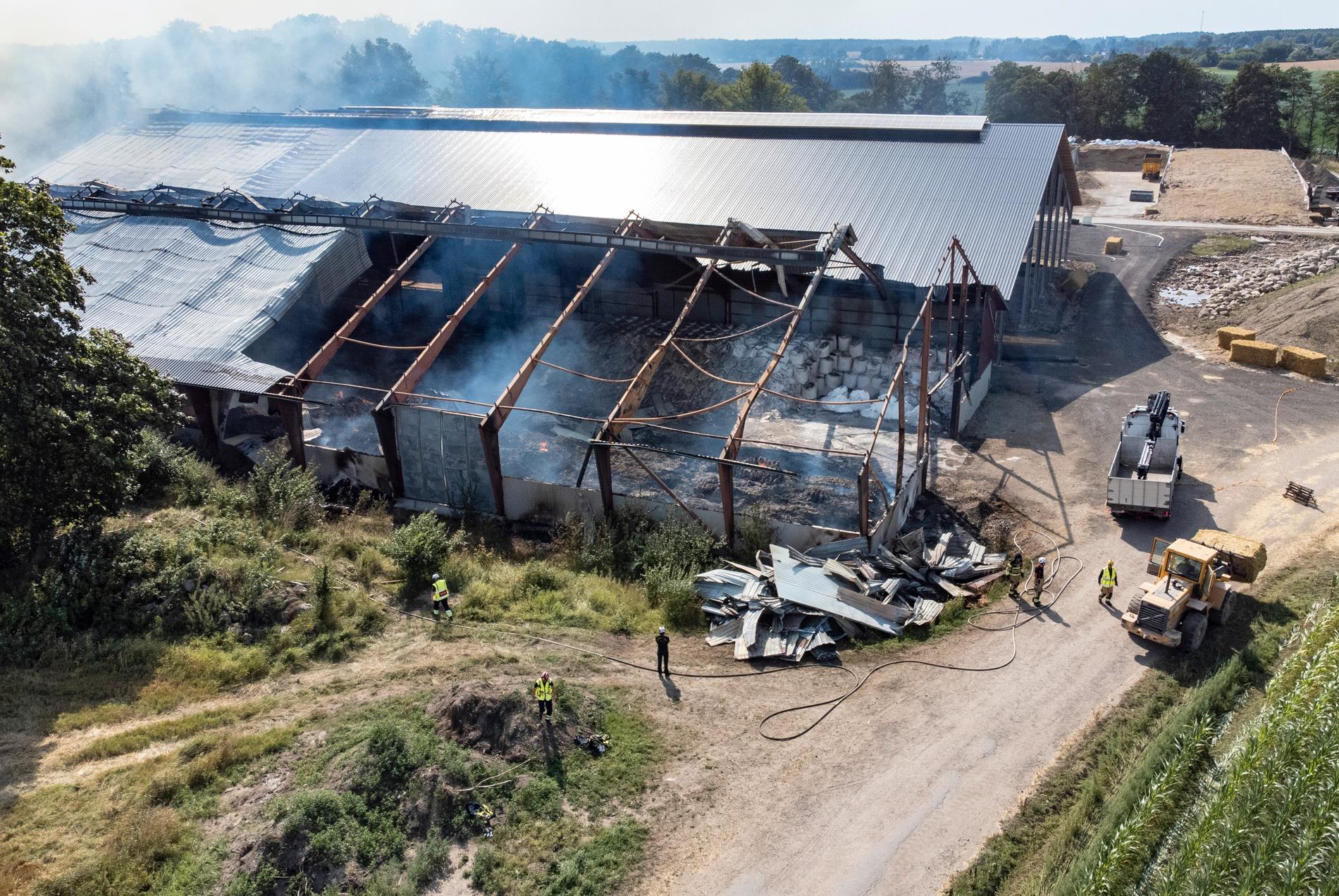 Det pågår ett komplicerat släckningsarbete vid en brand i en lantbruksfastighet i Eslövs kommun. Arkivbild.
