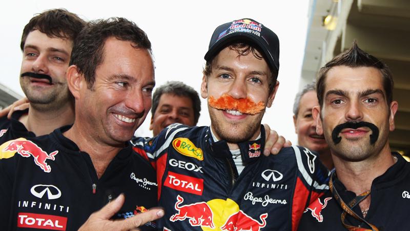 Vettel och polarna i Red Bull-stallet firade nya rekordet med fejk-mustascher.