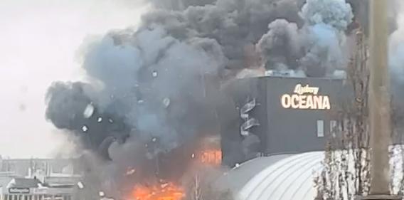 Eld och rök från branden på Lisebergs nya vattenpark Oceana
