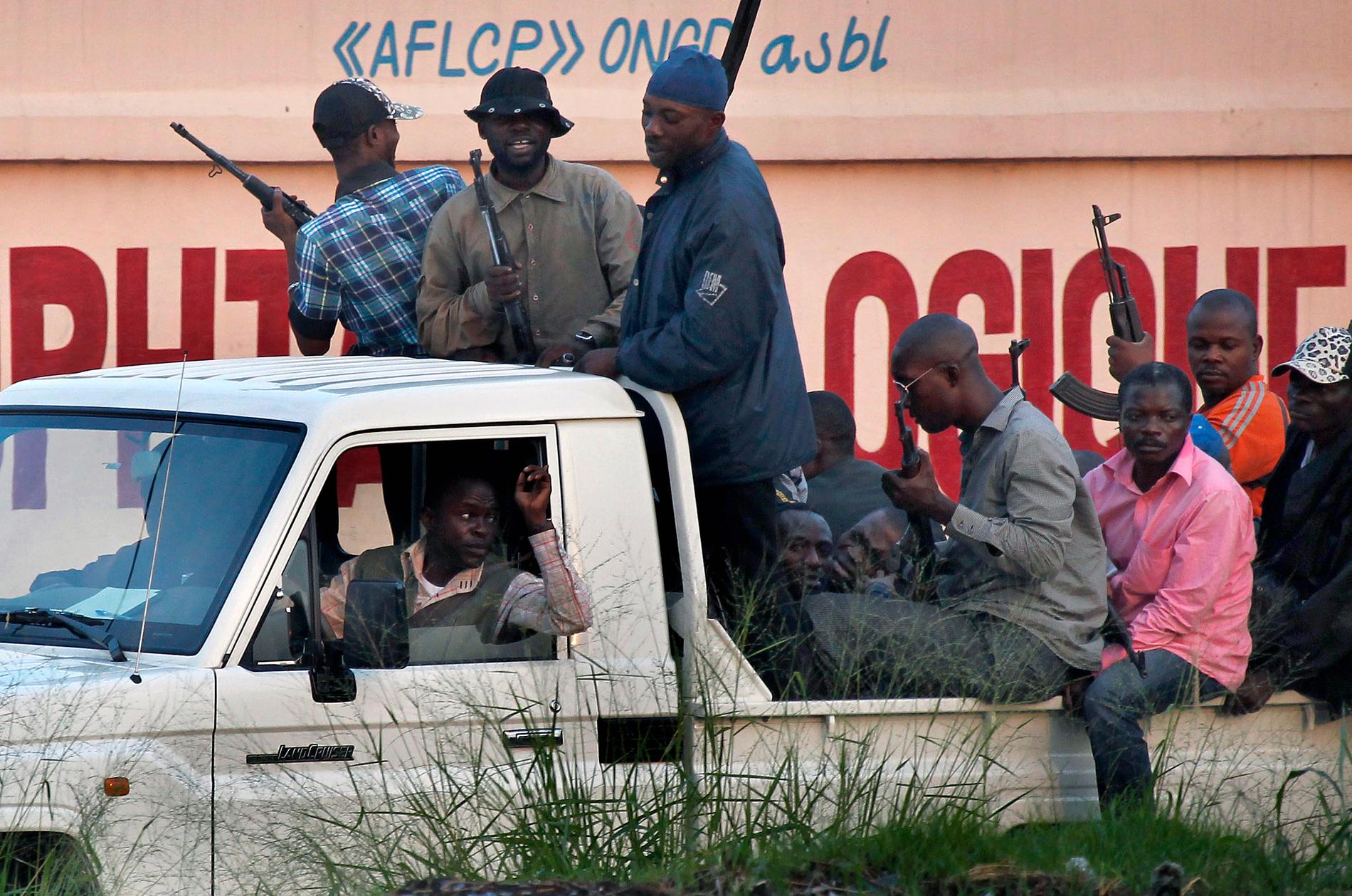 Civilklädda regeringssoldater patrullerar i Kongo-Kinshasa.