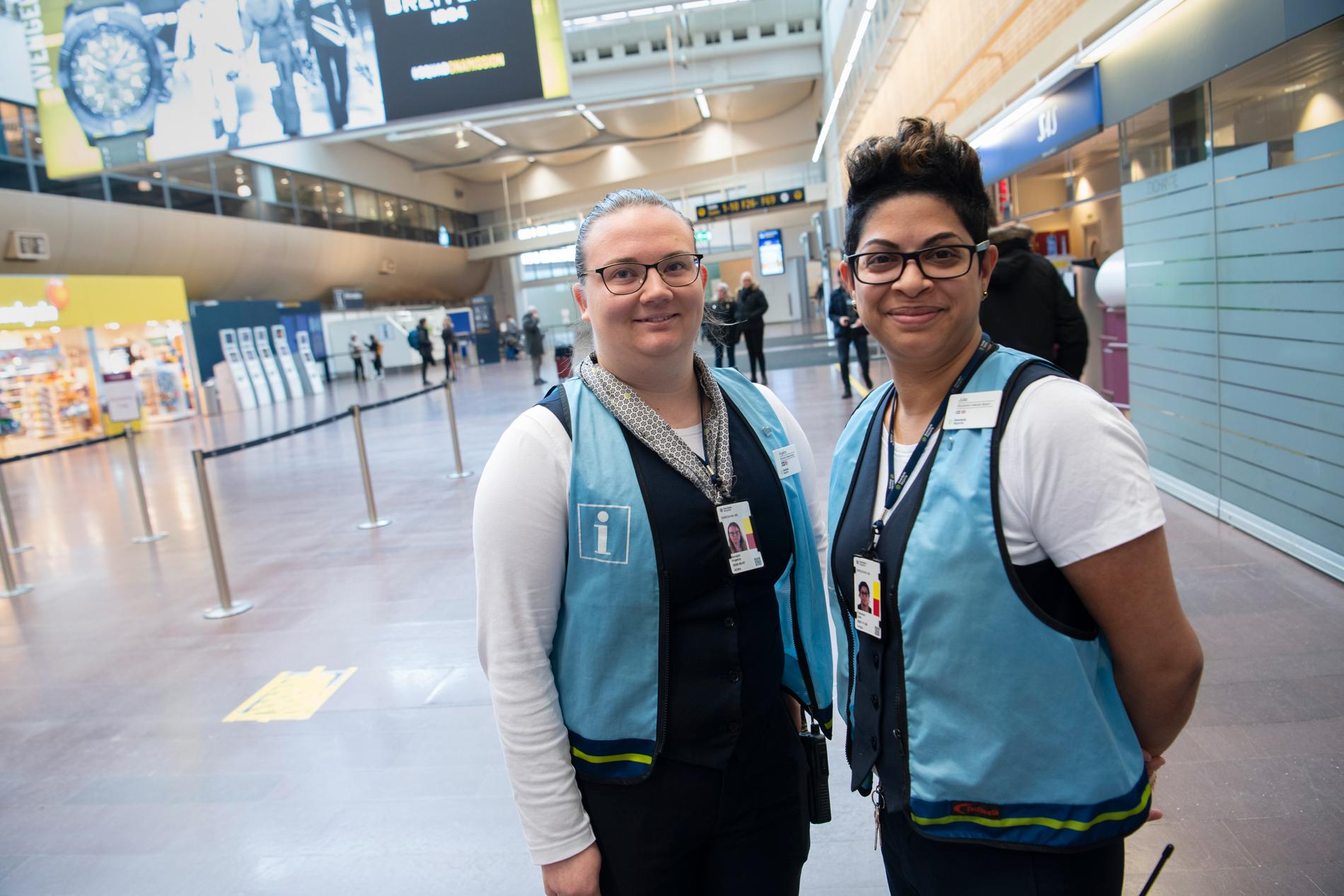 Terminalvärdarna Angelica Hörndahl och Julia Fransson, som svarar på resenärernas frågor, har mycket mindre att göra än vanligt.