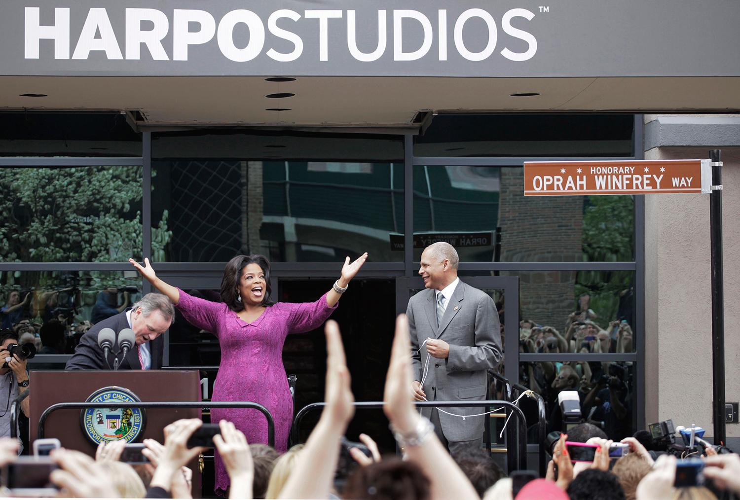 Oprah Winfrey utanför Harpo Studios i Chicago.