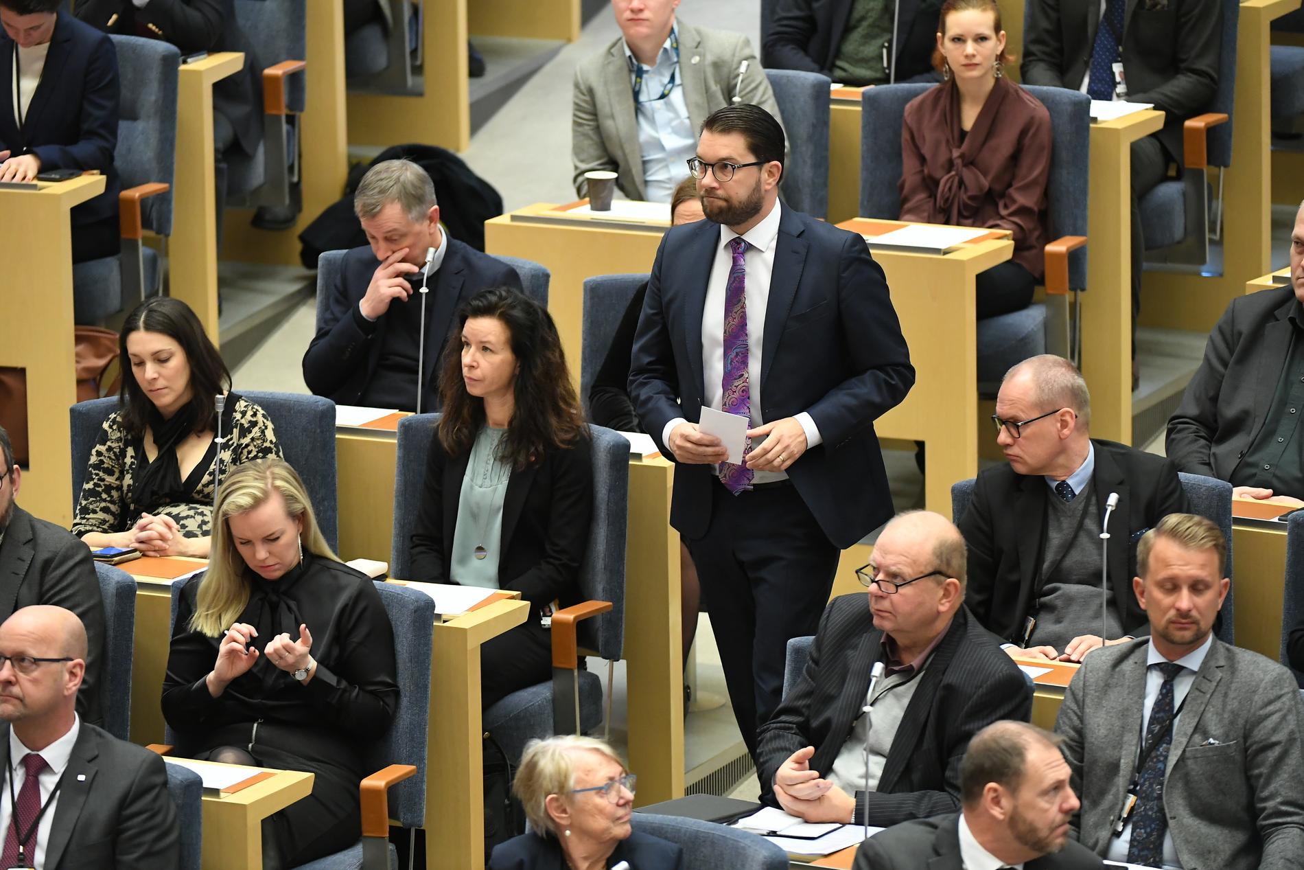 Jimmie Åkesson (sd) på väg för att tala under statsministeromröstningen i Riksdagen.
