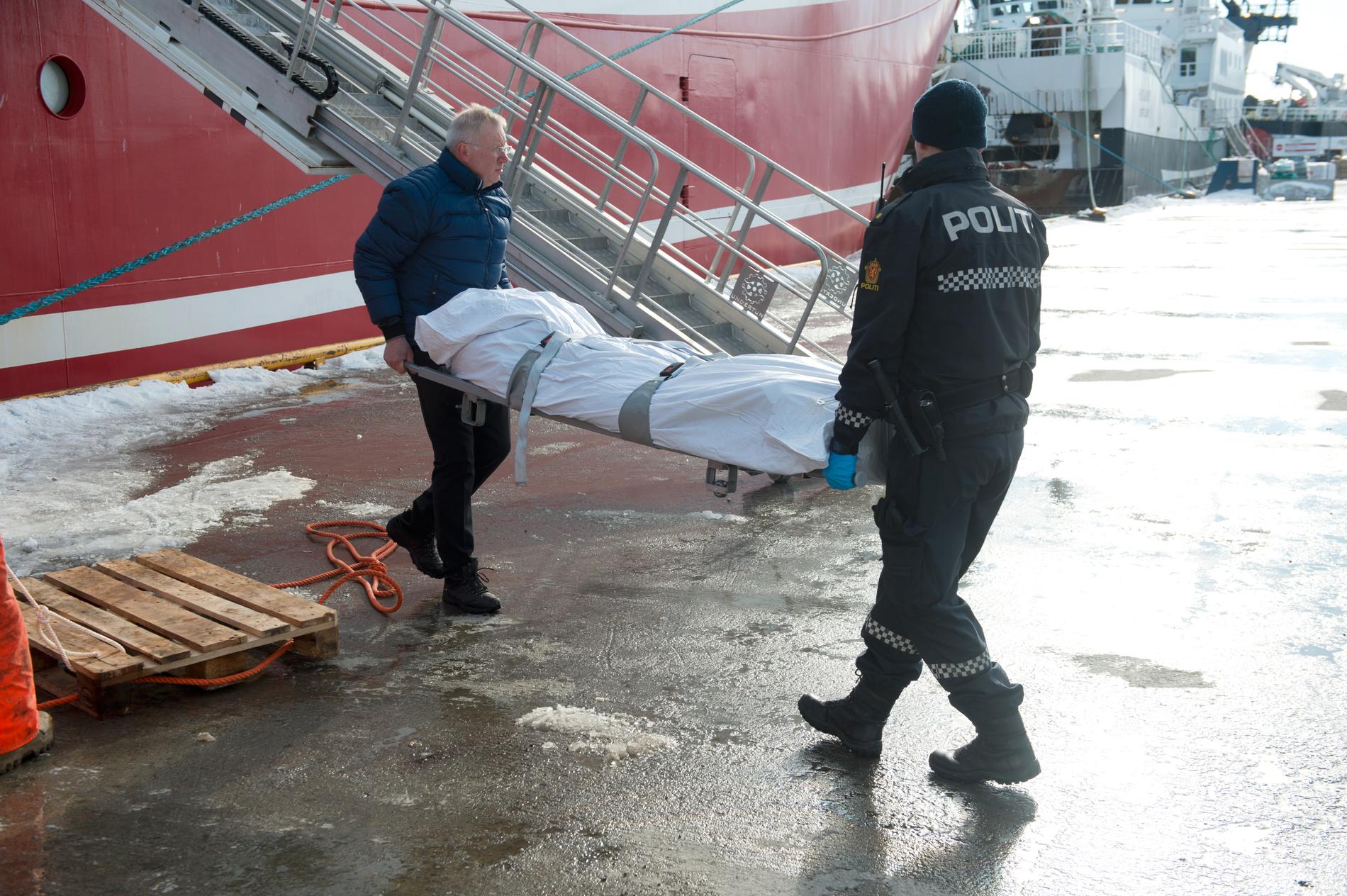 Ett annat lik uppfiskat av en trålare hämtas av polis i Båtsfjord i norra Norge 2019.