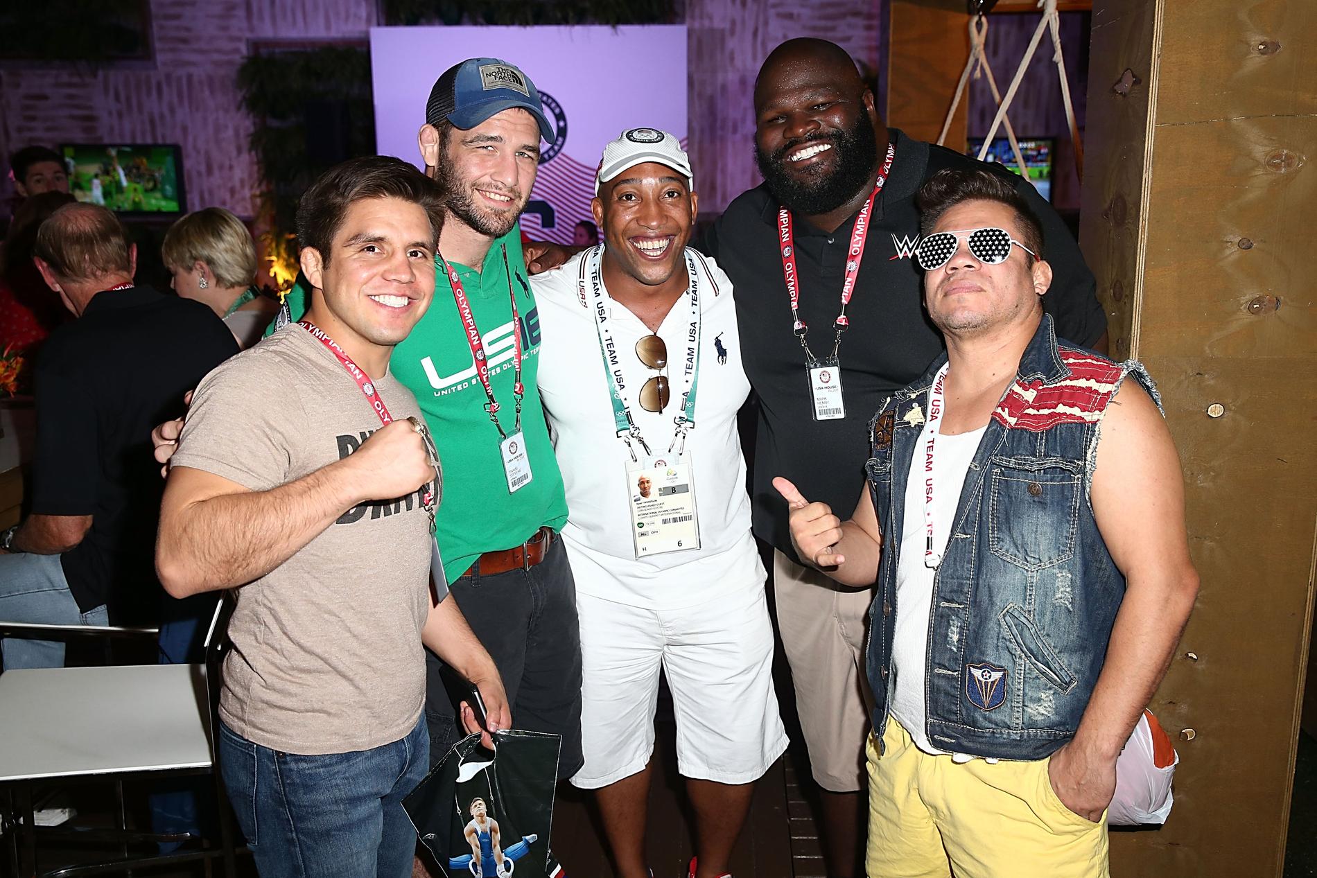 Henry Cejudo (vänster) tillsammans med Travis Stevens, Noel Thompson, Mark Henry och Eric Albarraci.