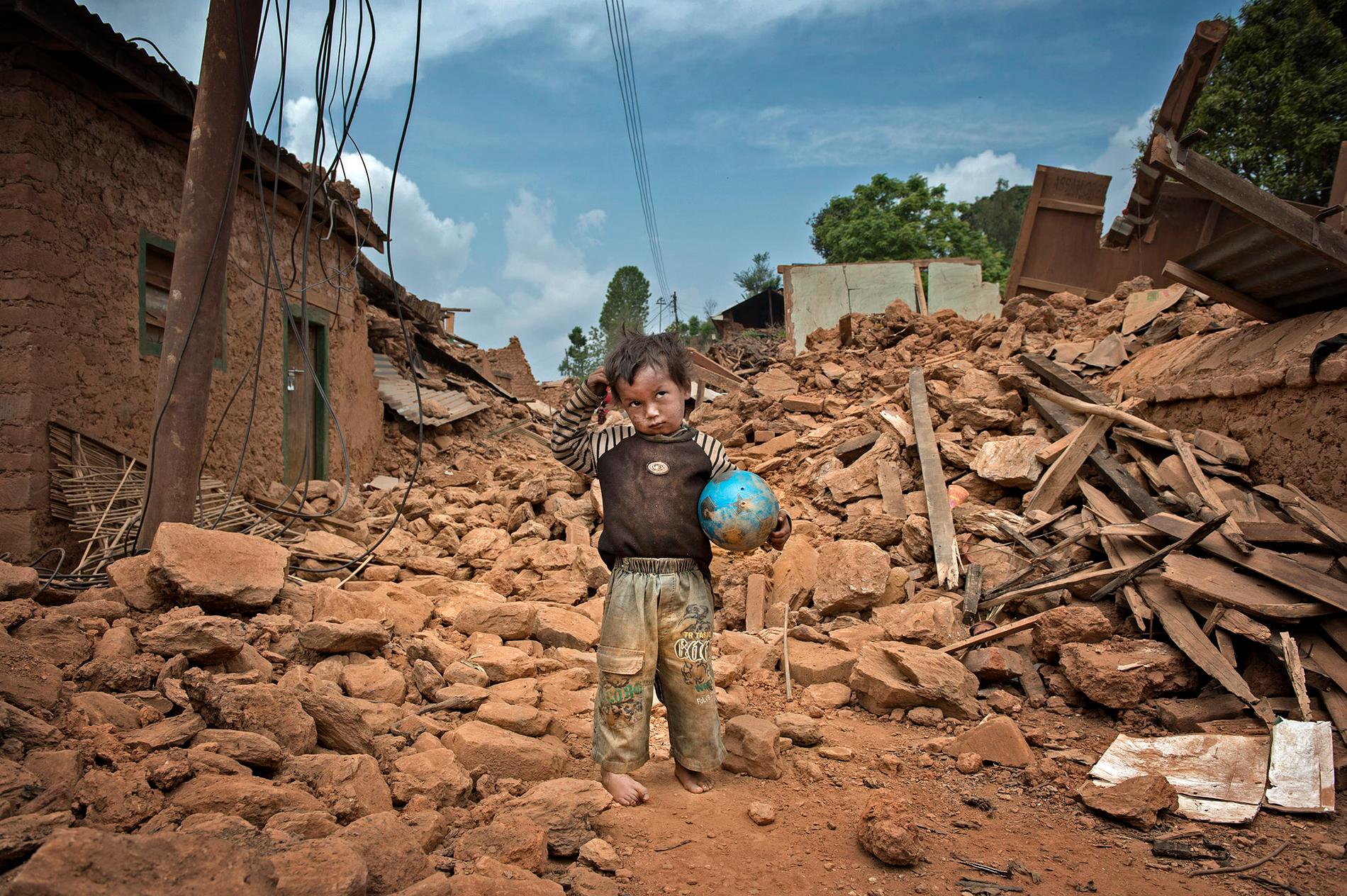 De 60 husens by. 17 personer dog här under jordbävningen. Saroj, 2, överlevde men alla husen i byn är förstörda.