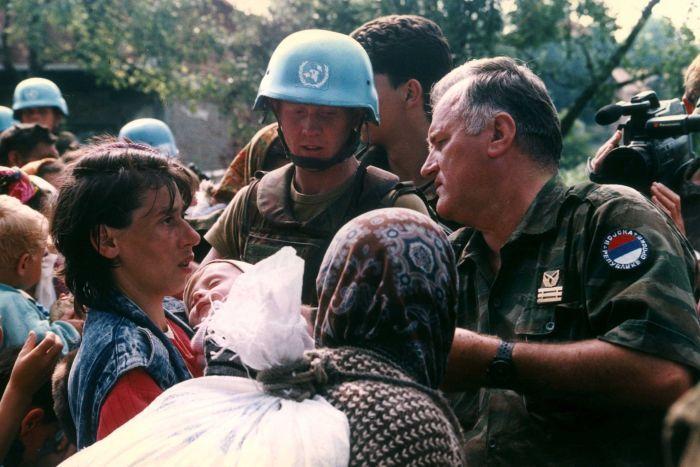 Mladic trupper delar ut förnödenheter till muslimska bybor