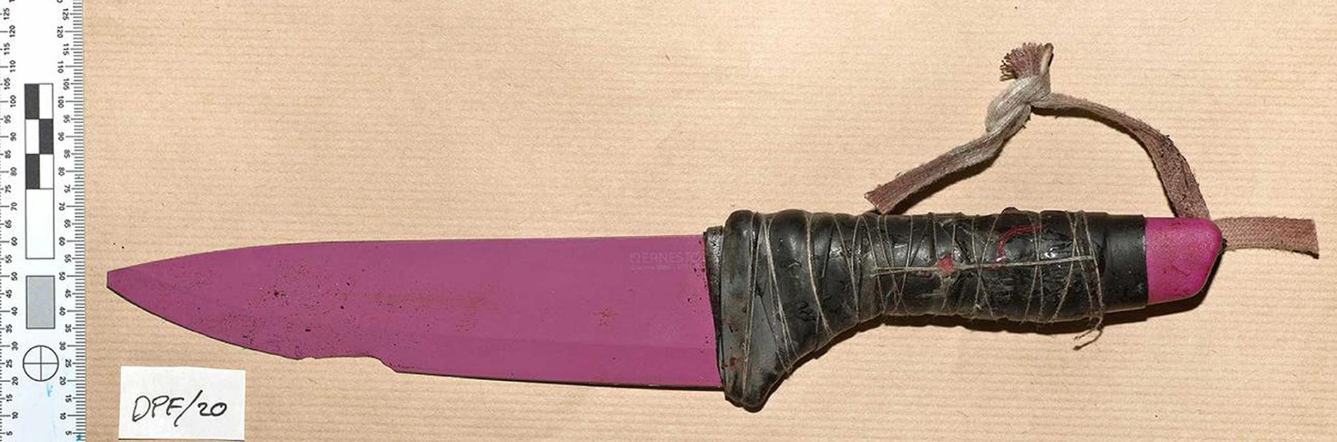 En av knivarna som användes i attacken på ett foto från brittisk polis.