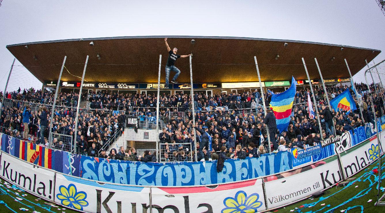 Djurgårdens fans firar efter matchen i Örebro.