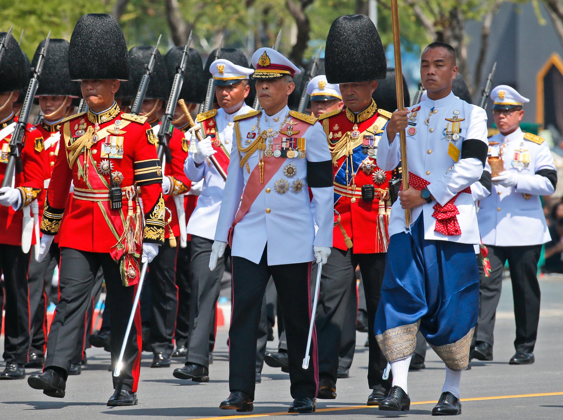 Thailands kung Maha Vajiralongkorn, i mitten, i samband med en kremeringsceremoni för hans far kung Bhumibol Adulyadej 2017. Nu ska sonen krönas.