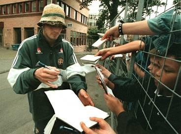 POPULÄR "Han hade en stickad badmössa på sig". Omdömet om Ljungbergs nya hatt . Men autografjägarna tyckte om honom för det.