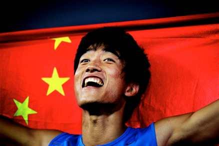 KANONKINESEN Liu Xiang slog det tolv år gamla världsrekordet på 100 m häck.