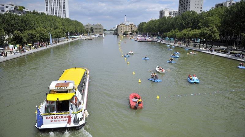 Full rulle på Seine i Paris.