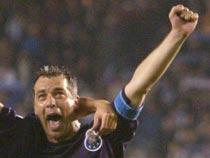 Lagkaptenen segerjublar Portos kapten Jorge Costa firar segern.