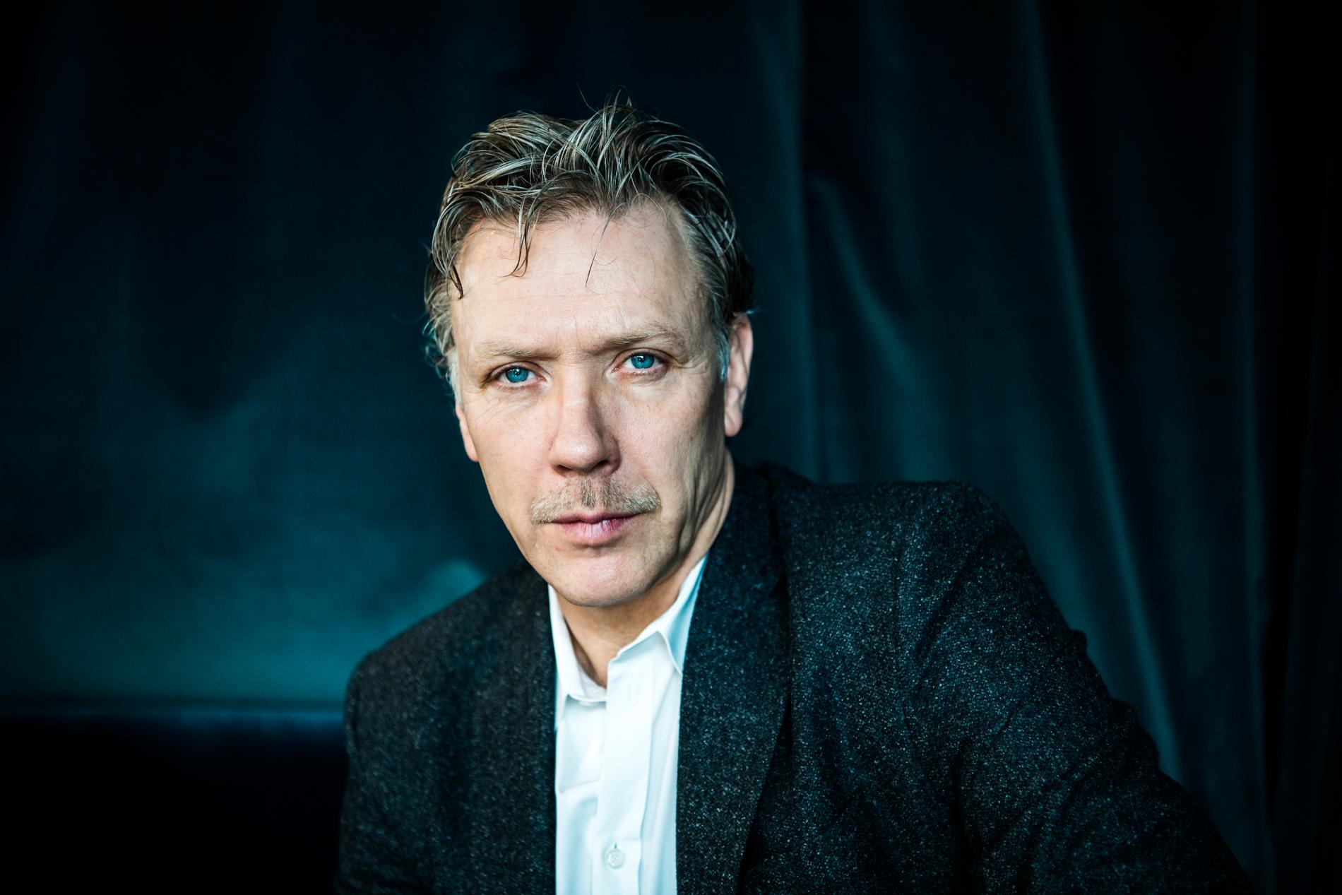 Mikael Persbrandt bjöd på en show varje morgon i Köping. 